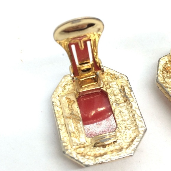 3/$30 VINTAGE GINNIE JOHANSEN RED PLASTIC CLIP ON EARRINGS GOLD TONE RECTANGLE - Picture 16 of 17